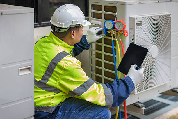 Professional Hvac technician working in Helotes, TX